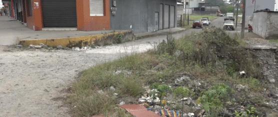 EXIGEN REPARACIÓN DE BACHES Y SEMÁFORO EN AV. ESMERALDA