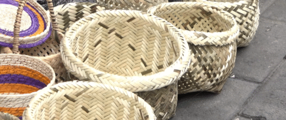 MUJERES CHACHI DE ESMERALDAS VENDEN ARTESANÍAS EN EL CENTRO DE SANTO DOMINGO