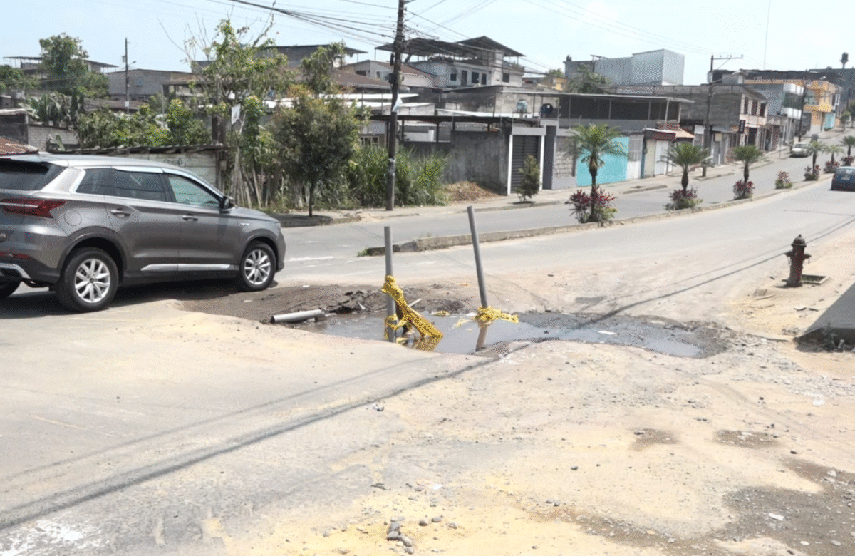 ROTURA DE TUBERÍA CAUSA MALESTAR EN LA AV. BOMBOLÍ