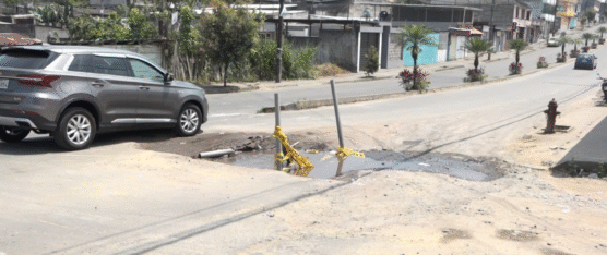 ROTURA DE TUBERÍA CAUSA MALESTAR EN LA AV. BOMBOLÍ