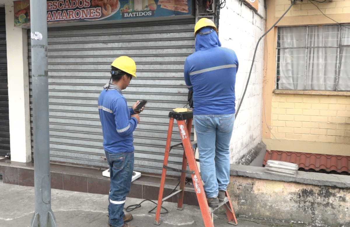 OPERATIVO EN SANTO DOMINGO PARA DETECTAR CONEXIONES ELÉCTRICAS CLANDESTINAS