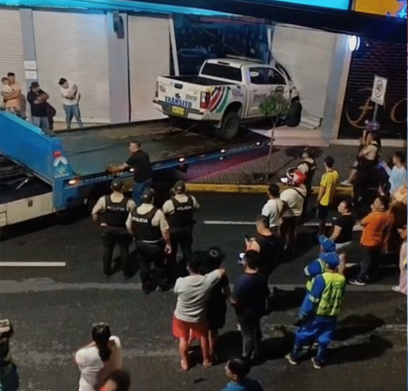 CAMIONETA MUNICIPAL CHOCA CONTRA LOCAL TRAS IMPACTO CON MOTOCICLETA