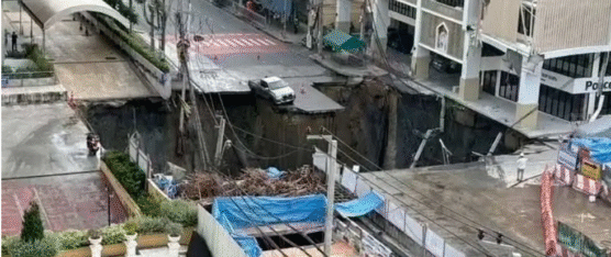 IMPACTANTE HUNDIMIENTO DE UNA CARRETERA EN BANGKOK (TAILANDIA) QUE COLAPSA CALLE ENTERA