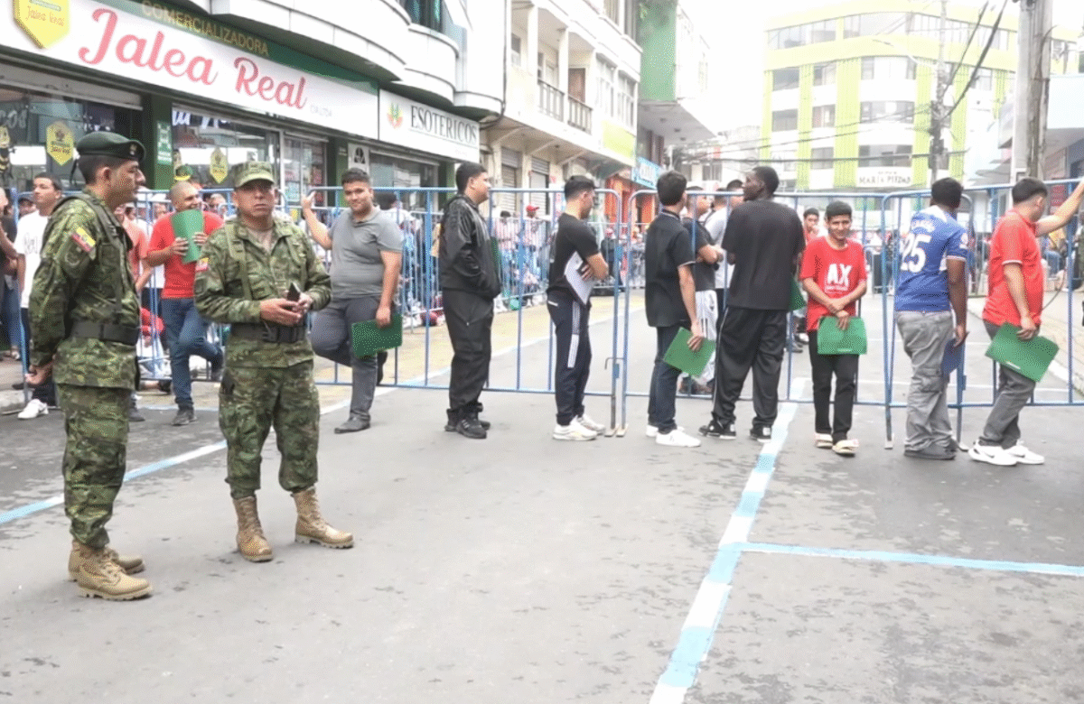 JÓVENES ACUDEN MASIVAMENTE AL PROCESO DE ACUARTELAMIENTO MILITAR