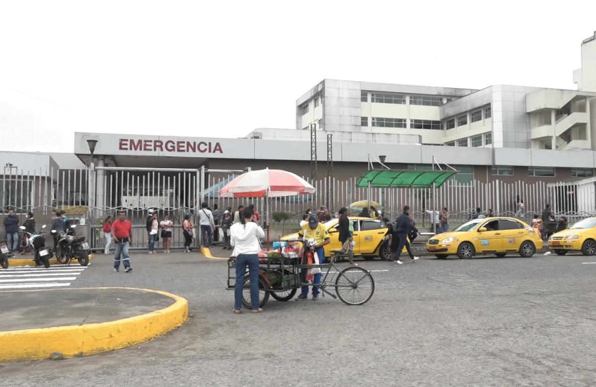 4 MESES DE SUELDO LES ADEUDAN A GUARDIAS DE UN HOSPITAL DE SANTO DOMINGO