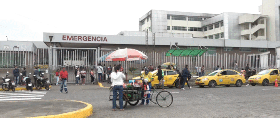 4 MESES DE SUELDO LES ADEUDAN A GUARDIAS DE UN HOSPITAL DE SANTO DOMINGO