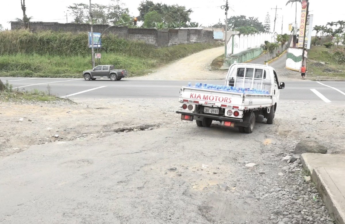 ENORME BACHE EN LA CALLE LOS YUNCAS PONE EN RIESGO A CONDUCTORES Y PEATONES
