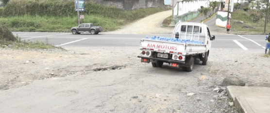 ENORME BACHE EN LA CALLE LOS YUNCAS PONE EN RIESGO A CONDUCTORES Y PEATONES
