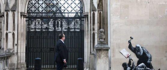 EL MURAL DE BANKSY, QUE MUESTRA A UN JUEZ GOLPEANDO A UN MANIFESTANTE, FUE BORRADO DEL TRIBUNAL DE LONDRES