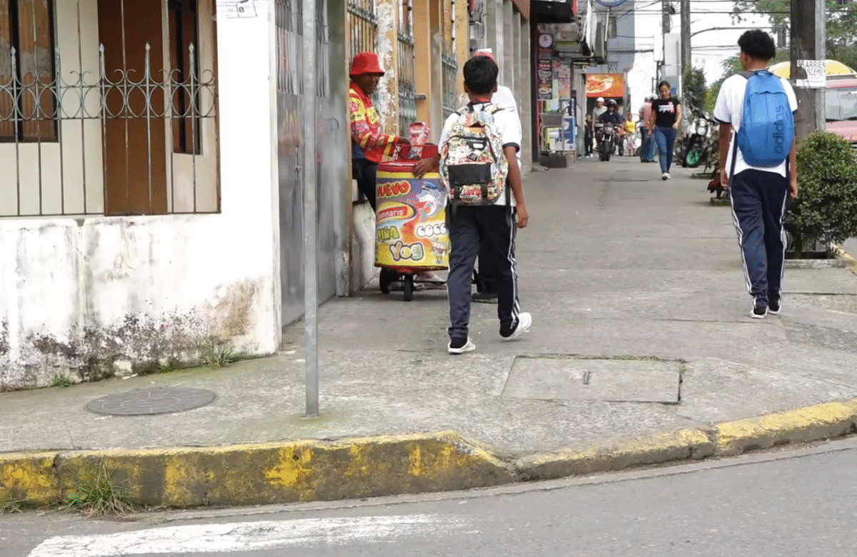 PADRES RESPALDAN INGRESO POLICIAL A ESCUELAS, PERO CON REGLAS Y ORDEN JUDICIAL