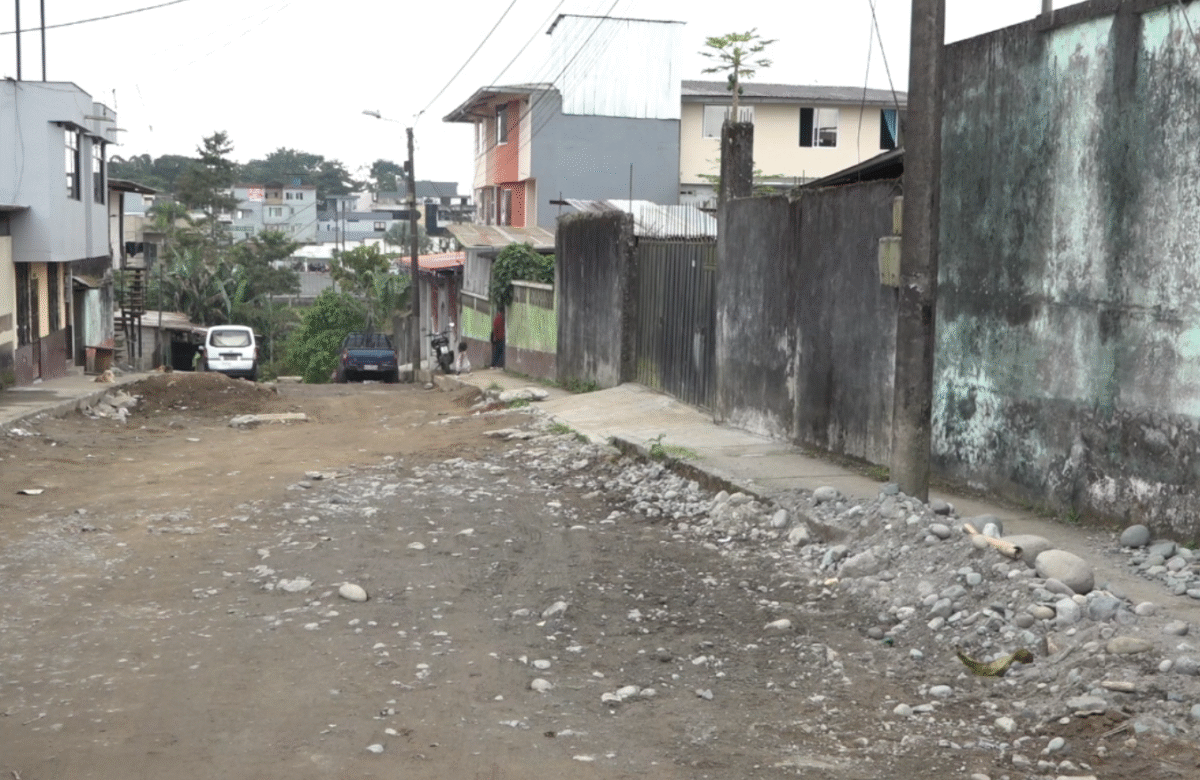 LOS VECINOS PIDEN CULMINAR EL ASFALTADO DE LA CALLE AMAGUAÑA