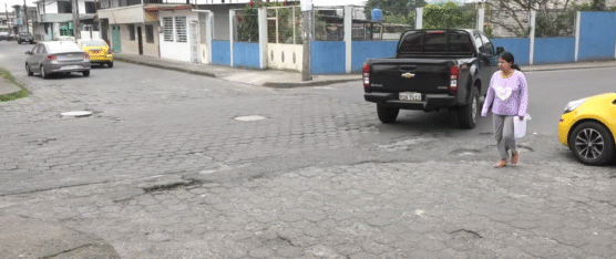 USUARIOS DE CALLE RÍO PASTAZA EXIGEN REPARACIÓN Y SEÑALÉTICA URGENTE
