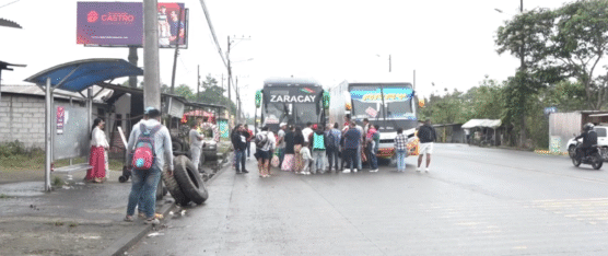 ACCIDENTE EVITADO EN KM 9 VÍA CHONE PONE EN RIESGO A 38 PASAJEROS