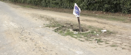 MORADORES PIDEN SOLUCIÓN URGENTE A ALCANTARILLA SIN TAPA EN LA CALLE SIONAS