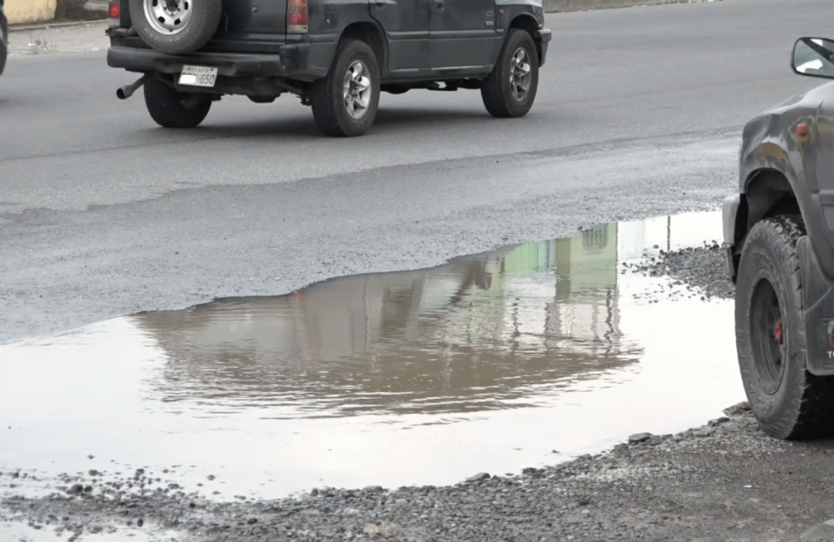 UNA FUGA DE AGUA ESTÁ PROVOCANDO UN ENORME BACHE EN LA LAURA FLORES