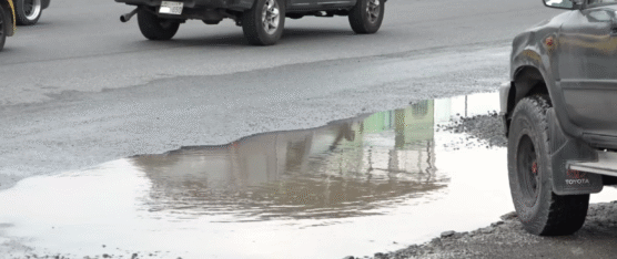 UNA FUGA DE AGUA ESTÁ PROVOCANDO UN ENORME BACHE EN LA LAURA FLORES