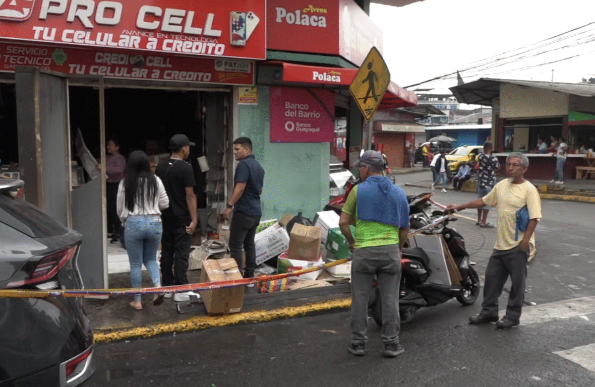 INCENDIO EN PEATONAL 3 DE JULIO Y SAN MIGUEL GENERÓ PÁNICO EN COMERCIANTES
