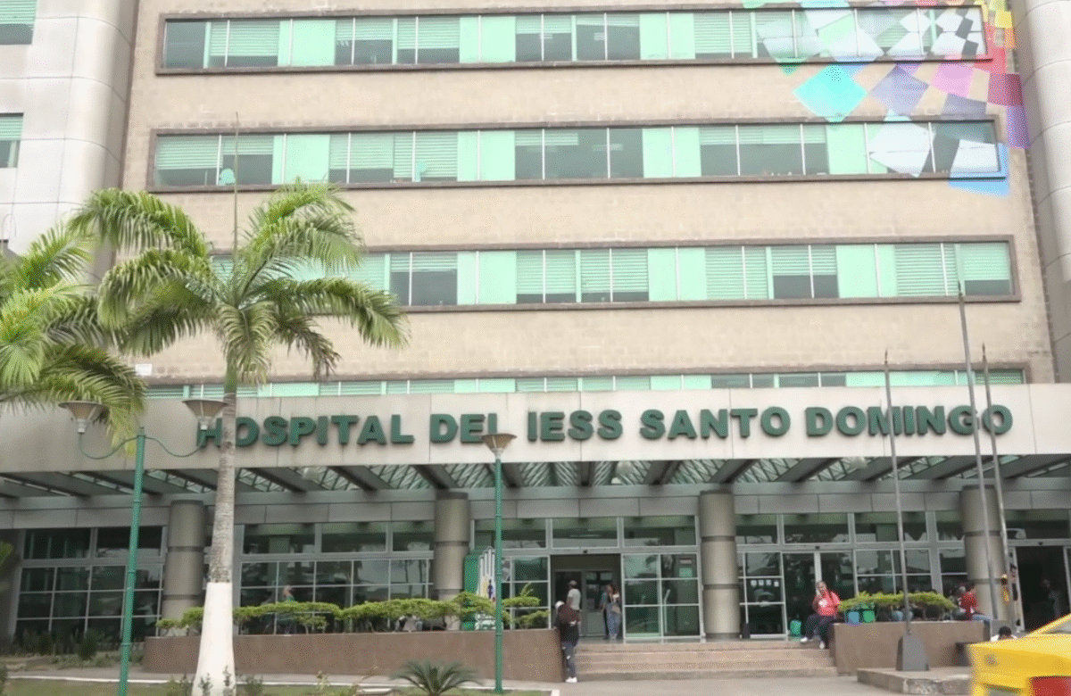 AFILIADOS DEL IESS EN SANTO DOMINGO DIVIDIDOS SOBRE USO DE FONDOS EN CONSULTA