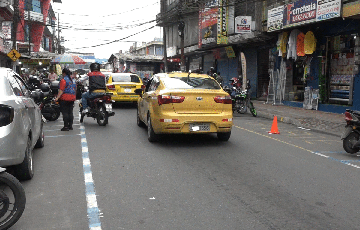DURANTE LAS HORAS PICO HAY BASTANTE TRÁFICO EN LA CALLE CUENCA