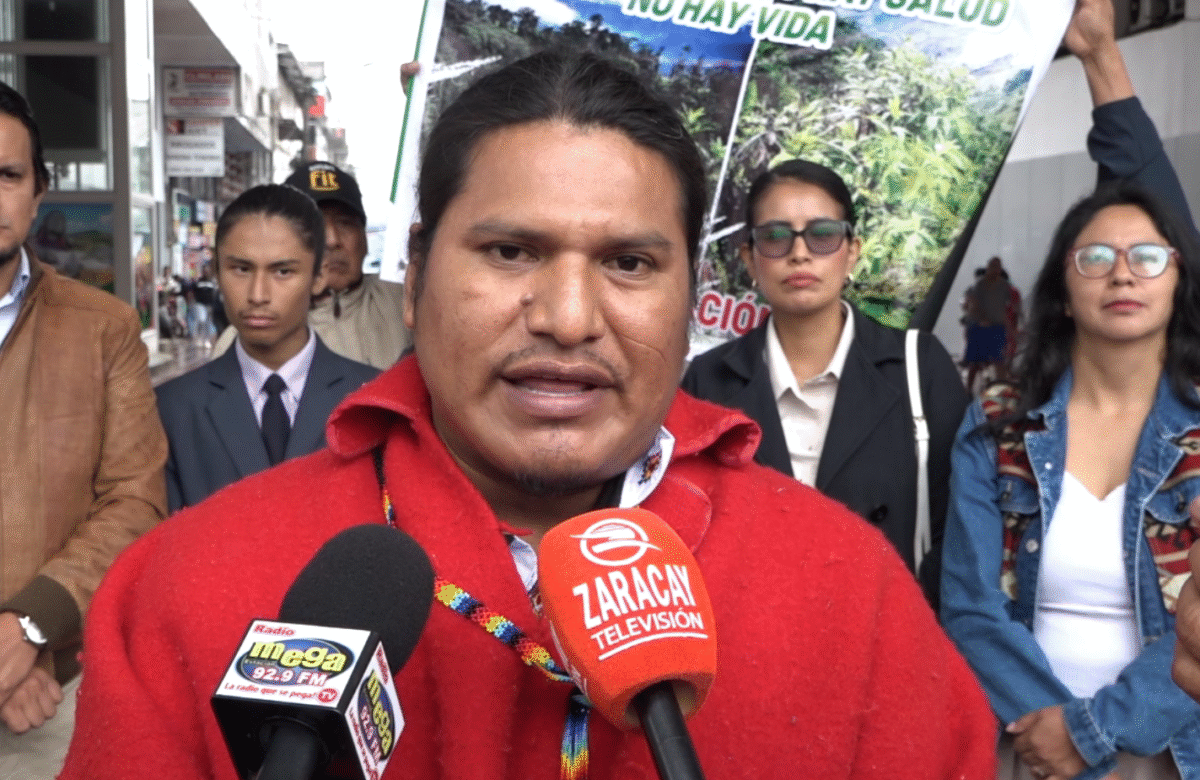 ORGANIZACIONES SOCIALES MARCHARÁN CONTRA LAS POLÍTICAS DEL PRESIDENTE NOBOA  Las organizaciones sociales  de Santo Domingo anunciaron este martes 7 de octubre que realizarán una marcha en contra de las políticas del presidente Daniel Noboa. En esta manifestación estarán habitantes de la parroquia Palo Quemado, quienes advierten de las consecuencias de la explotación minera en la zona.  INFORME JEAN CARLOS  LA REGIÓN – FAMILIARES DE PACIENTES ESPERAN FUERA DEL HOSPITAL GUSTAVO DOMÍNGUEZ  La situación se ha vuelto álgida para varios familiares de los pacientes en el hospital Dr. Gustavo Domínguez al no tener un lugar idóneo donde esperar a los internos. Ante esta situación muchos se han acomodado en los exteriores de la casa de salud para estar al pendiente de sus allegados. Además, denunciaron que varios asientos que eran usados por ellos fueron quitados.  DV. ZONA B ALCANTARILLADO (2:10)  LA REGIÓN – OBRA DE ALCANTARILLADO EN LA ZONA B REGISTRA UN AVANCE DEL 60 POR CIENTO  La construcción de las redes terciarias de la zona B en Santo Domingo avanza en un 60% aproximadamente. Estos trabajos corresponden al segundo crédito coreano que fue otorgado para la ciudad.   DV. FALTA DE ALUMBRADO PÚBLICO  (1:59)  LA REGIÓN – MORADORES DE SANTA MARTHA PIDEN ALUMBRADO Y MAYOR PRESENCIA POLICIAL  En la cooperativa Santa Martha, sector 1, piden más alumbrado público para la calle Luis Cordero. En este lugar los padres de familia creen que la presencia policial debe ser permanente por el centro educativo que hay en el sector.    DV. ALCANTARILLA SIN TAPA  (1:49)  LA COMUNIDAD – VECINOS ALERTAN SOBRE ALCANTARILLA SIN TAPA EN LA CALLE TÚPAC YUPANQUI  En los inicios de la calle Túpac Yupanqui, de la Lotización Gualle Chico, hay una alcantarilla sin tapa que pone en peligro a los conductores. Los vecinos han colocado llantas para evitar accidentes. En la zona las autoridades están interviniendo las calles.