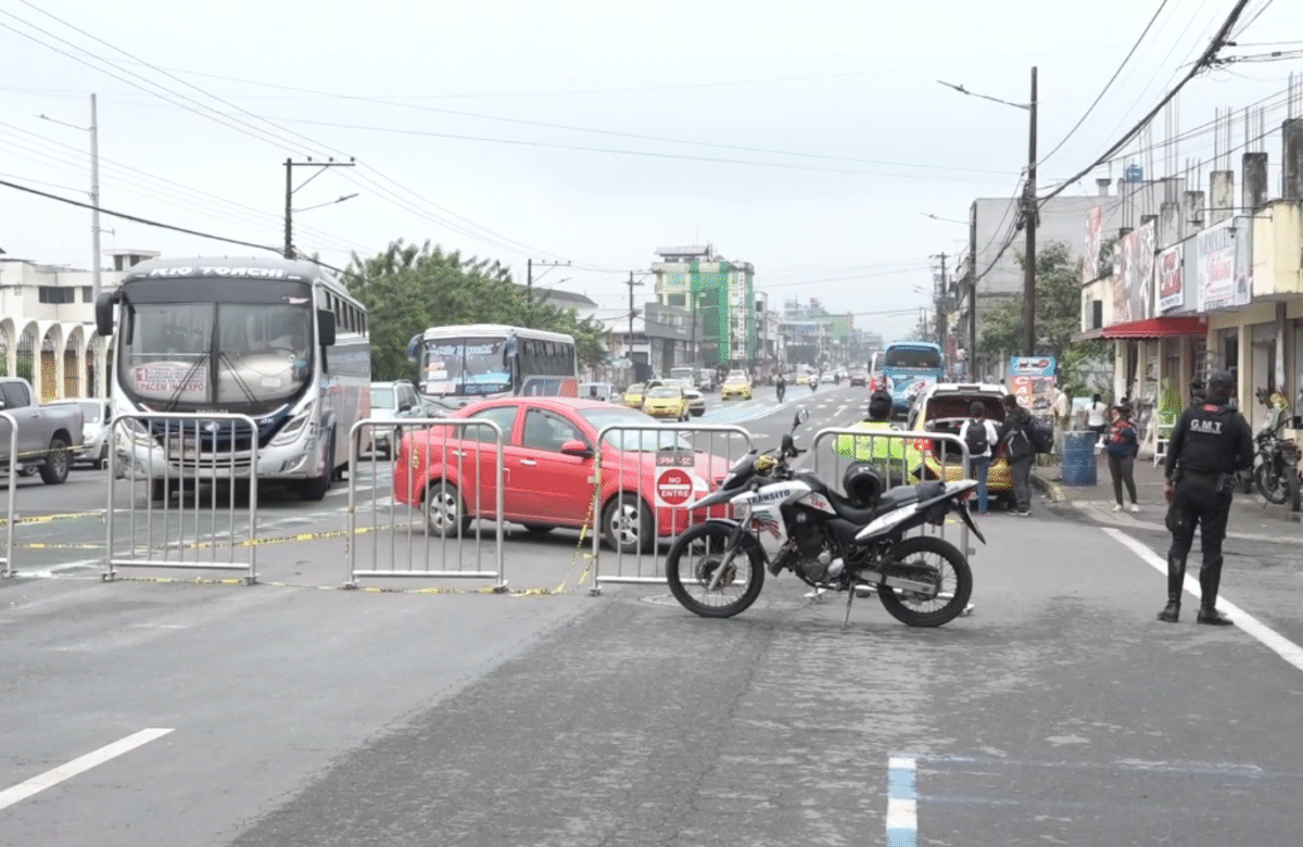 CONDUCTORES SORPRENDIDOS POR CIERRES VIALES CERCA DE LA TERMINAL