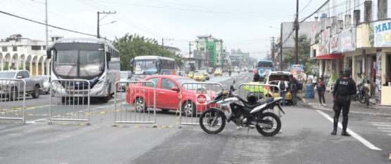 CONDUCTORES SORPRENDIDOS POR CIERRES VIALES CERCA DE LA TERMINAL