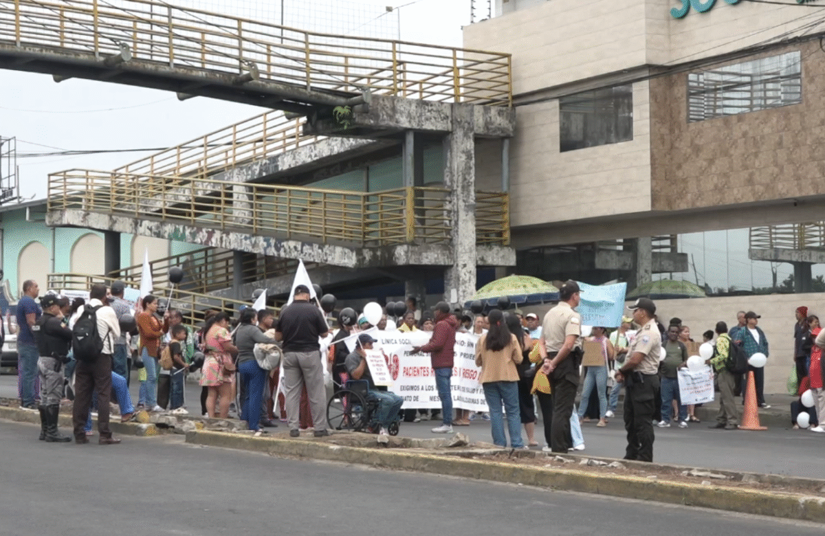 PACIENTES RENALES EXIGEN AL GOBIERNO EL PAGO DE DEUDAS PARA CONTINUAR CON LOS TRATAMIENTOS