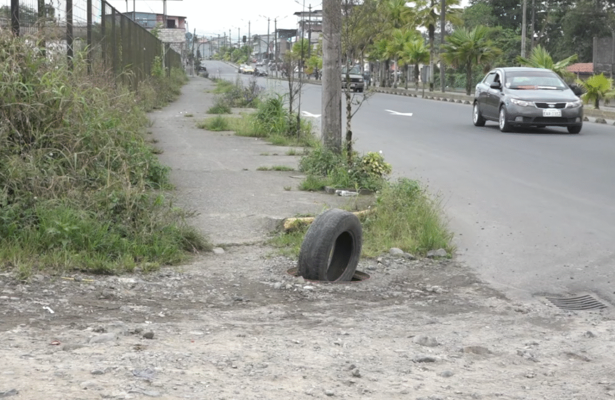 VECINOS ALERTAN SOBRE ALCANTARILLA SIN TAPA EN LA CALLE TÚPAC YUPANQUI