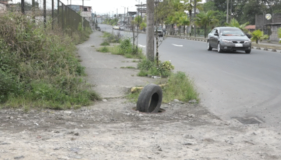 VECINOS ALERTAN SOBRE ALCANTARILLA SIN TAPA EN LA CALLE TÚPAC YUPANQUI