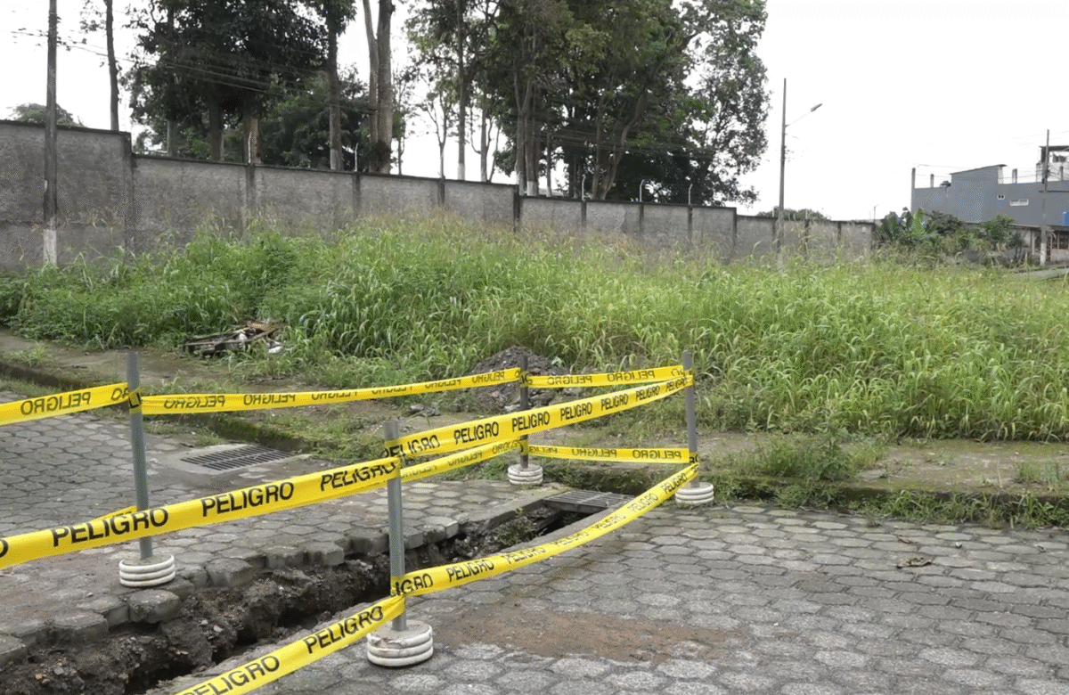 UN HUNDIMIENTO EN UNA CALLE AFECTA LA MOVILIDAD EN LAS GUADÚAS