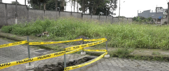 UN HUNDIMIENTO EN UNA CALLE AFECTA LA MOVILIDAD EN LAS GUADÚAS