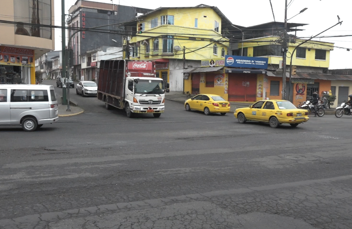 PIDEN REVISAR SEMÁFORO DESCONFIGURADO EN AV. ESMERALDAS Y CLEMENCIA