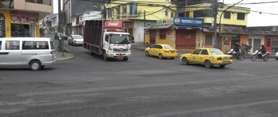 PIDEN REVISAR SEMÁFORO DESCONFIGURADO EN AV. ESMERALDAS Y CLEMENCIA