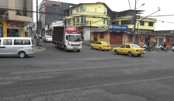 PIDEN REVISAR SEMÁFORO DESCONFIGURADO EN AV. ESMERALDAS Y CLEMENCIA