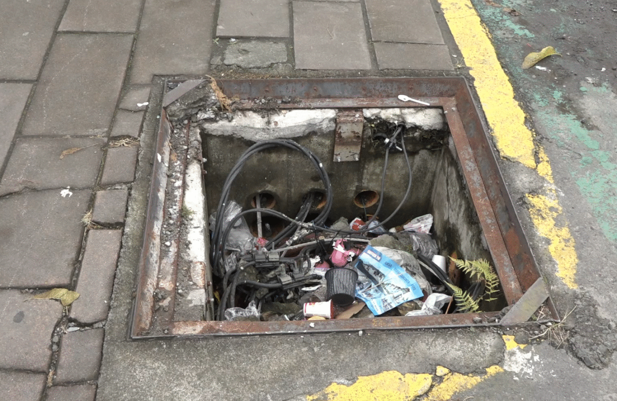 CAJA SIN TAPA GENERA PREOCUPACIÓN EN AVENIDA QUITO DE SANTO DOMINGO