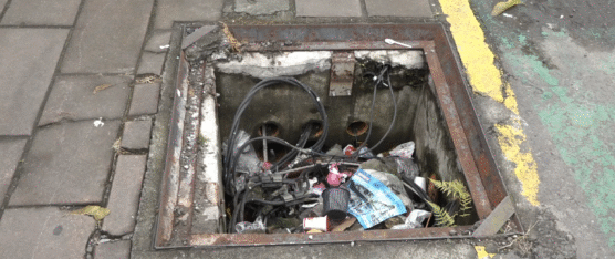 CAJA SIN TAPA GENERA PREOCUPACIÓN EN AVENIDA QUITO DE SANTO DOMINGO