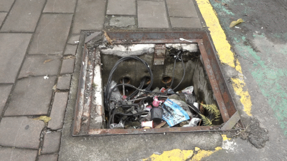 CAJA SIN TAPA GENERA PREOCUPACIÓN EN AVENIDA QUITO DE SANTO DOMINGO