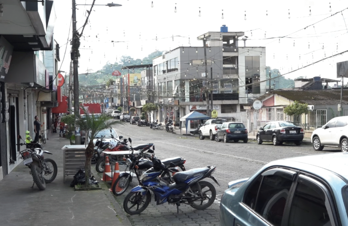 VECINOS EXIGEN ARREGLOS URGENTES POR MAL ESTADO DE LA CALLE VENEZUELA