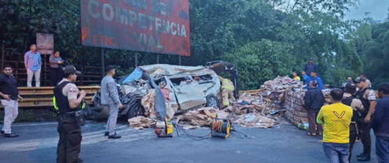 DOS HERIDOS EN CHOQUE ENTRE TRÁILER Y BUSETA EN LA VÍA ALÓAG–SANTO DOMINGO