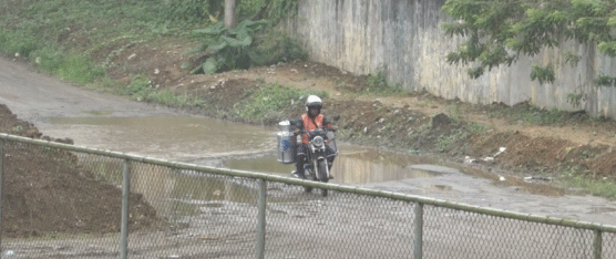 AGUA ESTANCADA COMPLICA MOVILIDAD EN LA CALLE HAITÍ DE LAS PALMAS