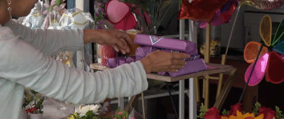 FAMILIAS MANTIENEN VIVA LA TRADICIÓN DE VISITAR A SUS SERES QUERIDOS