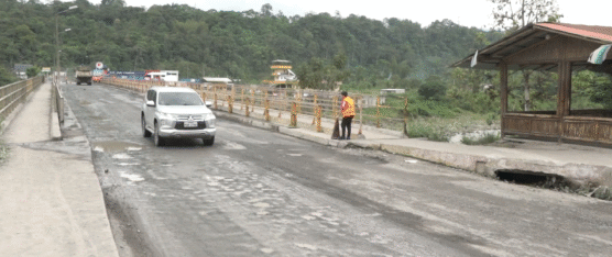 EL PUENTE SOBRE EL RÍO TOACHI ESTÁ SIENDO INTERVENIDO