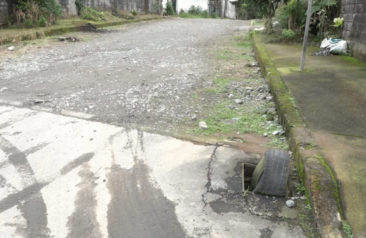 EN EL BARRIO BUENOS AIRES SE REPORTA UNA FUGA DE AGUA POTABLE