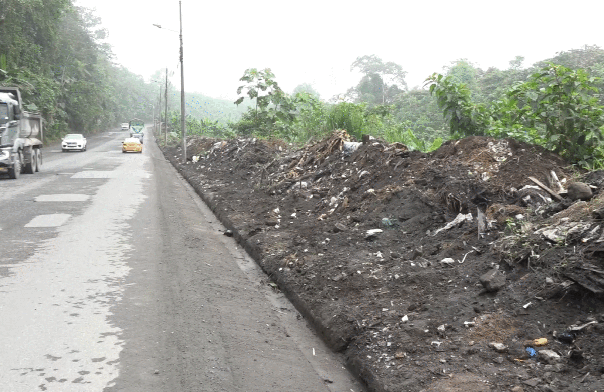 MONTONES DE BASURA AFECTAN A MORADORES EN LA BAJADA A EL TOACHI