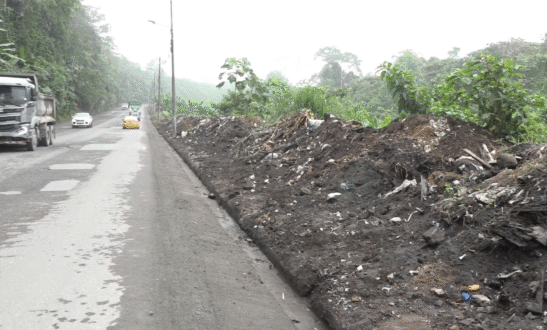 MONTONES DE BASURA AFECTAN A MORADORES EN LA BAJADA A EL TOACHI