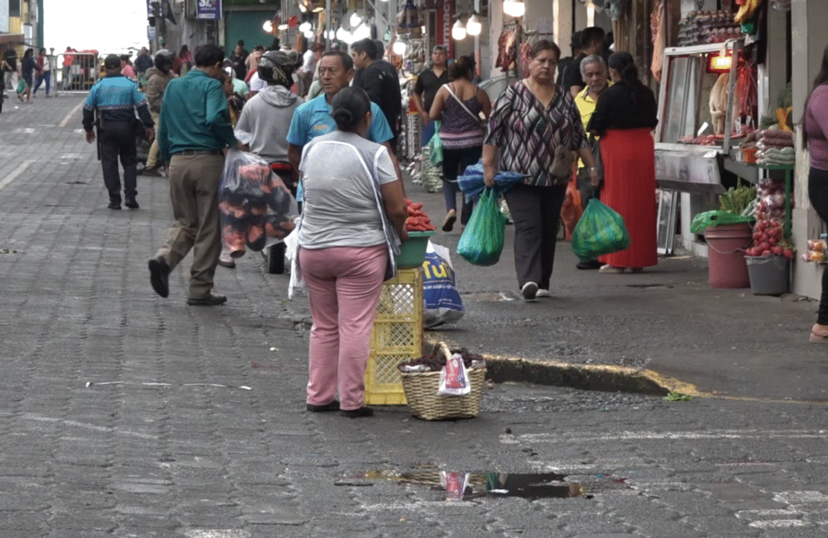 VENTA INFORMAL EN CALLE AMBATO GENERA MOLESTIAS Y CONGESTIÓN