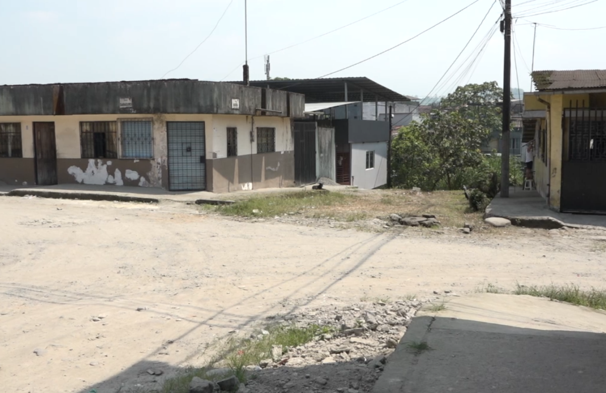 MORADORES DE ALIANZA CARCHENSE CUBREN BACHES ANTE FALTA DE OBRAS