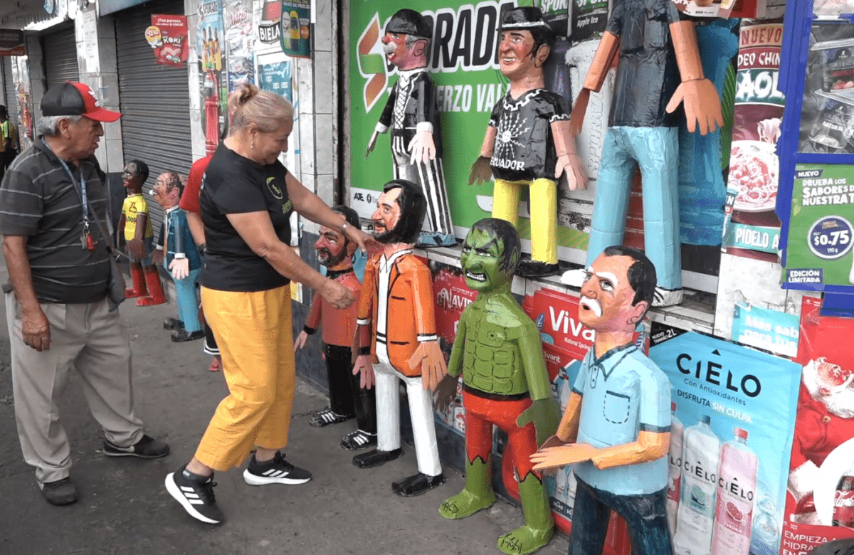 LA FAMILIA CÓRDOVA LLEVA 30 AÑOS VENDIENDO MONIGOTES EN STO. DGO.