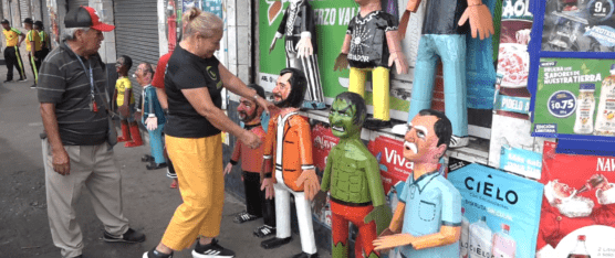 LA FAMILIA CÓRDOVA LLEVA 30 AÑOS VENDIENDO MONIGOTES EN STO. DGO.