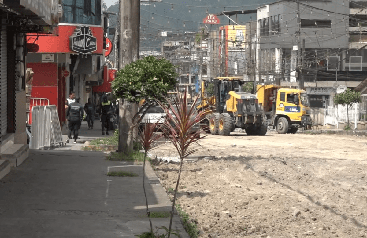 INICIA RETIRO DE ADOQUINADO PARA ASFALTADO EN LA CALLE VENEZUELA